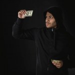 Voleur afro-américain détenant de l'argent