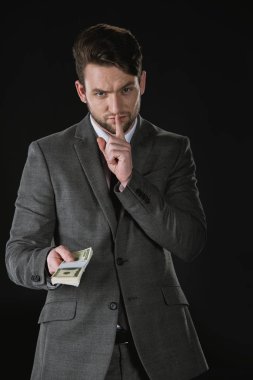 işadamı dolarlık banknotlar ile