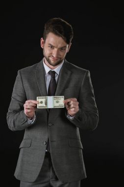 işadamı dolarlık banknotlar ile