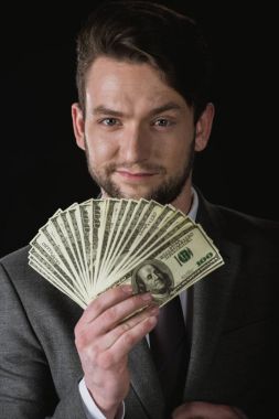 işadamı dolarlık banknotlar ile