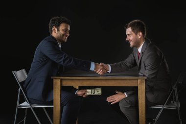 İş adamları el sıkışıyor