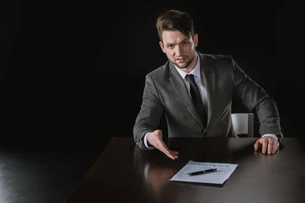 Empresário de terno com contrato — Fotografia de Stock