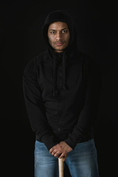 Африканский американский грабитель с бейсбольной битой
