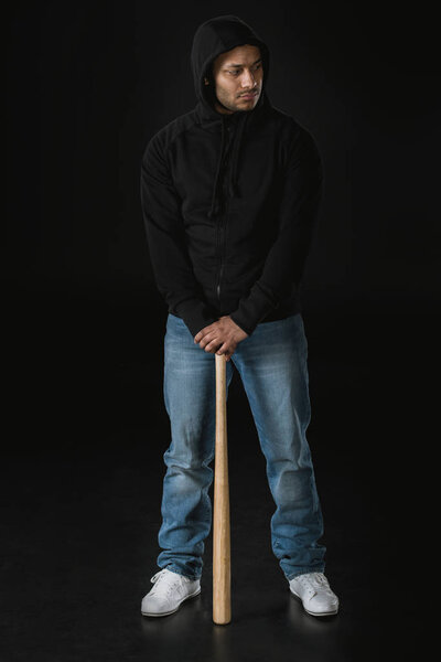 Африканский американский грабитель с бейсбольной битой
