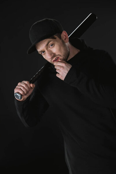 Молодой грабитель в зоопарке с бейсбольной битой
