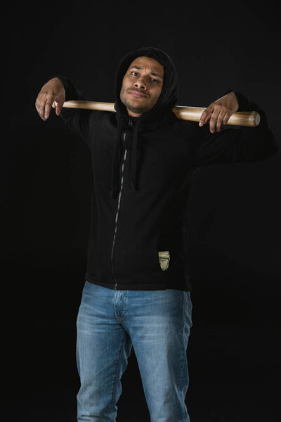 Африканский американский грабитель с бейсбольной битой
