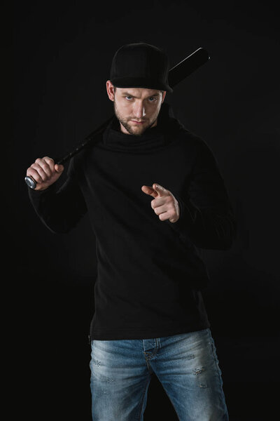 Молодой грабитель в зоопарке с бейсбольной битой
