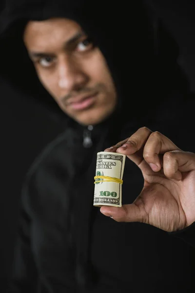 Africano americano ladrão segurando dinheiro — Fotografia de Stock