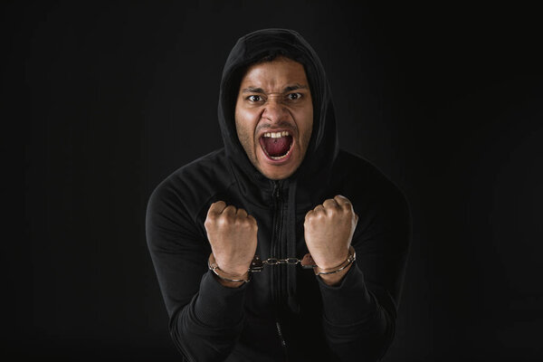 Африканский американский грабитель в зоопарке и наручниках
