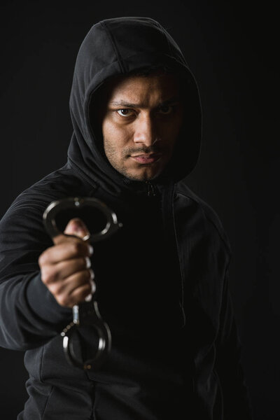 Африканский американский грабитель в зоопарке и наручниках
