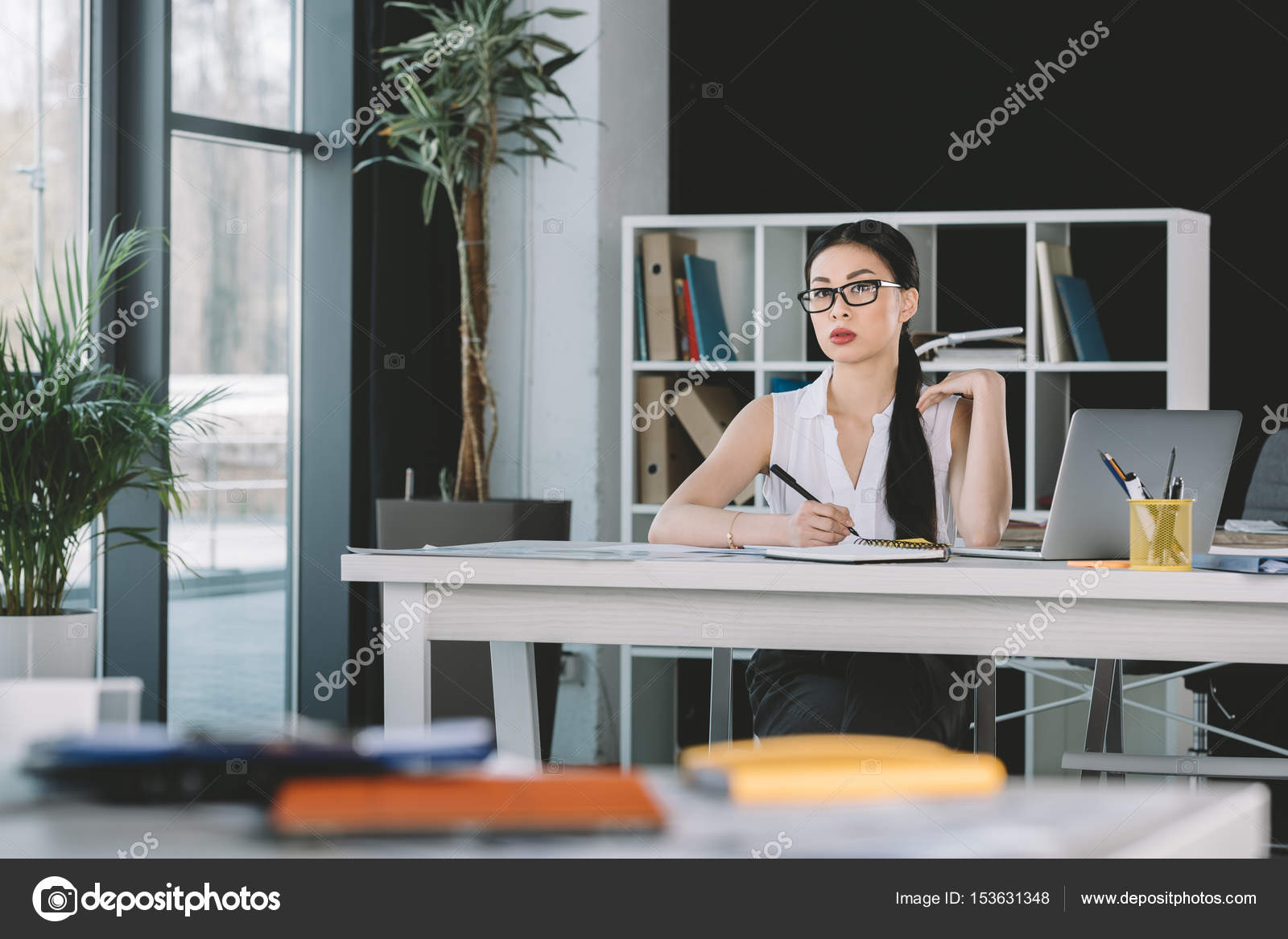 Pengusaha wanita  yang bekerja  dengan laptop  Stok Foto 