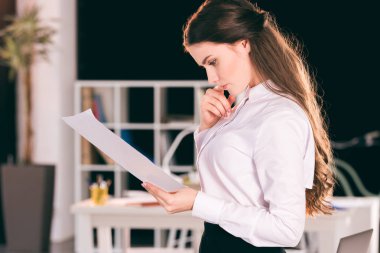 Office belgeleri ile iş kadını