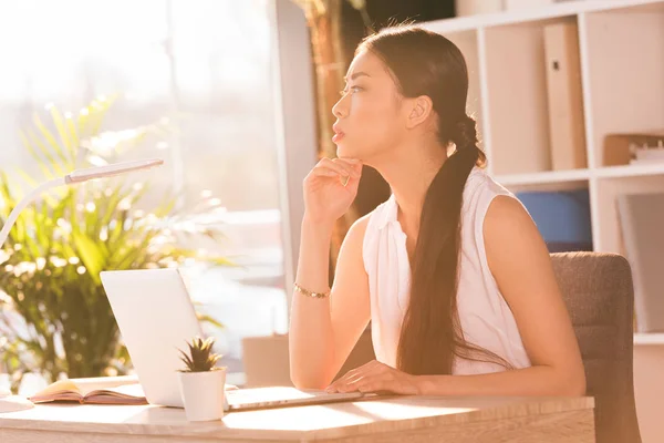 Dizüstü bilgisayarla çalışan iş kadını