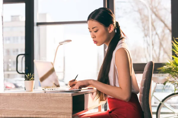 Geschäftsfrau arbeitet mit Laptop — Stockfoto