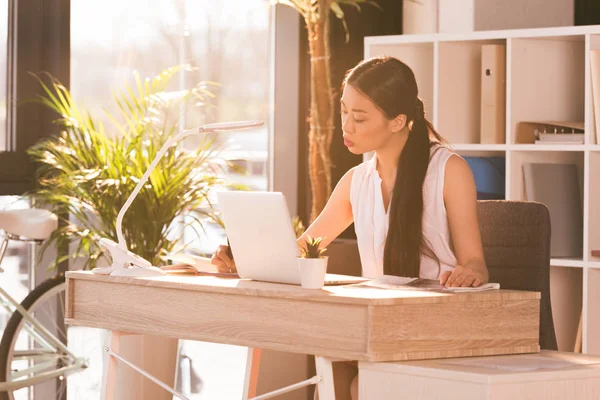 Mulher de negócios que trabalha com laptop — Fotografia de Stock