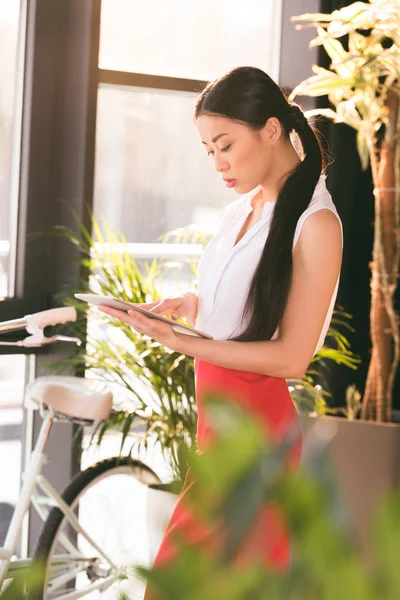 Jeune femme d'affaires avec tablette numérique — Photo gratuite