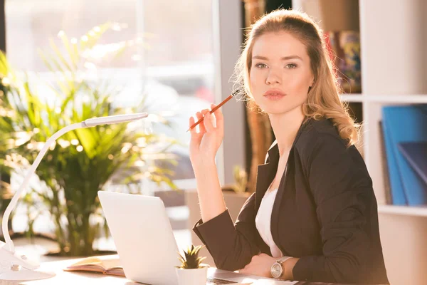 Businesswoman working with laptop — Stock Photo, Image