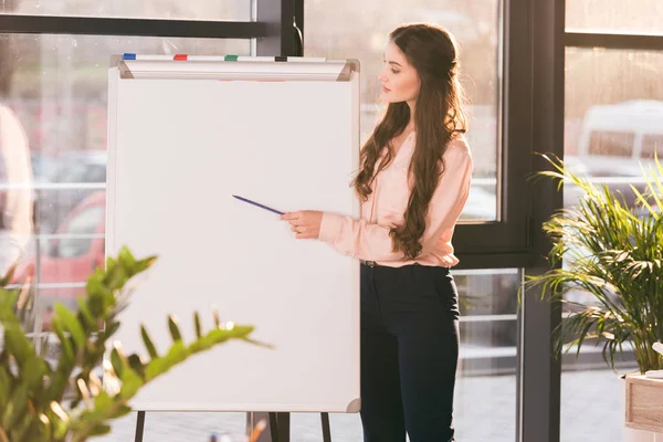 Mujer de negocios haciendo presentación —  Fotos de Stock