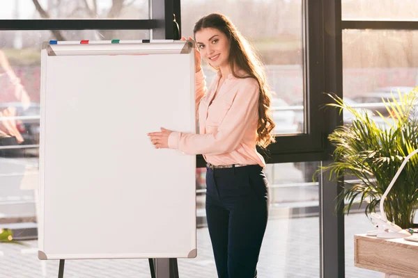 Mujer de negocios haciendo presentación — Foto de Stock