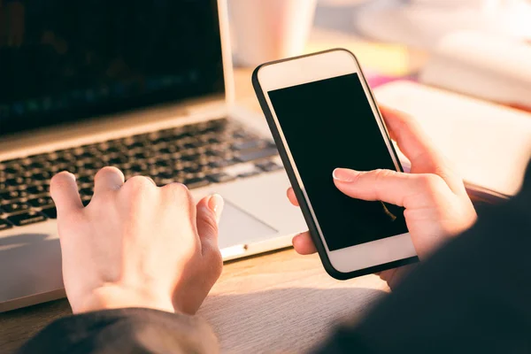 Pengusaha wanita menggunakan laptop dan smartphone — Stok Foto