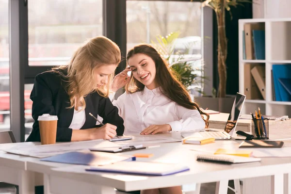 Vrouwelijke ondernemers werken op project — Stockfoto