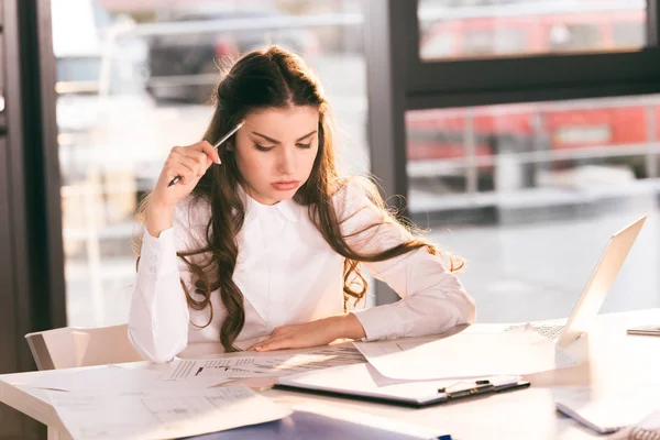 Ofiste çalışan iş kadını.