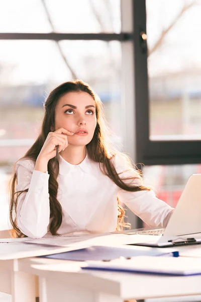 Empresaria que trabaja en la oficina — Foto de Stock