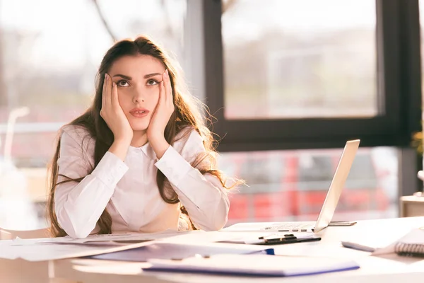 Empresária que trabalha no escritório — Fotografia de Stock