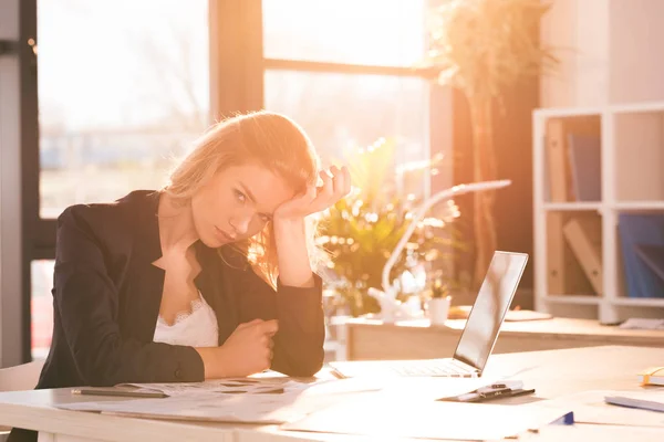 Businesswoman pracuje w biurze — Zdjęcie stockowe