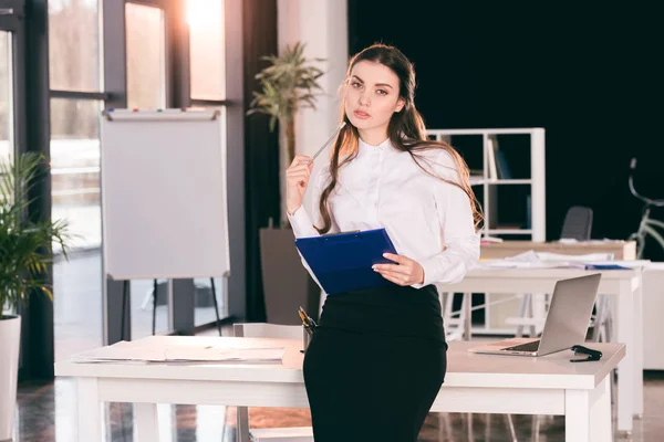 Businesswoman holding clipboard — Stock Photo, Image