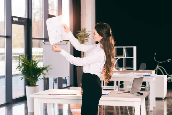 Businesswoman with documents in office — Free Stock Photo