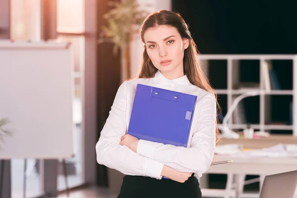 Businesswoman holding clipboard — Free Stock Photo