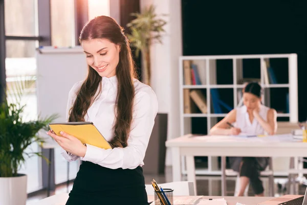 Businesswoman using digital tablet — Stock Photo, Image