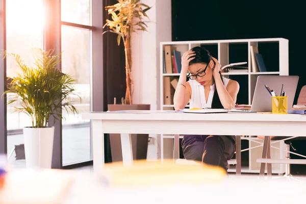 Geschäftsfrau arbeitet im Büro — Stockfoto