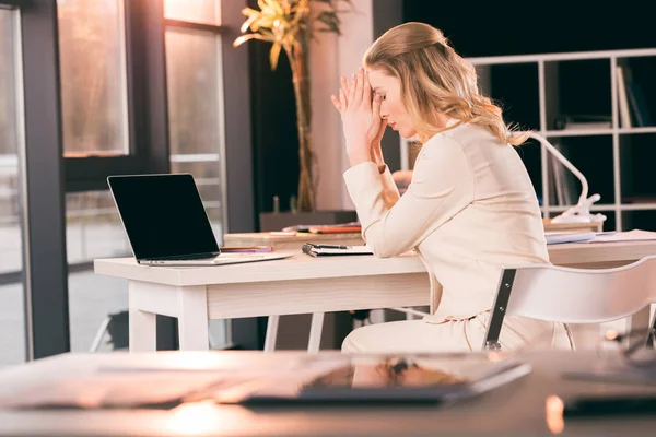 Расстроенная деловая женщина сидит в офисе — стоковое фото