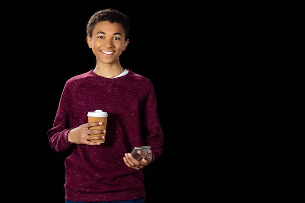 Αγόρι με smartphone και καφέ για να πάει — Δωρεάν Φωτογραφία