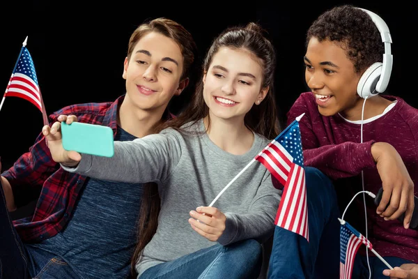 Tonåringar tar selfie — Stockfoto