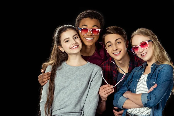 Adolescents avec des lunettes de soleil roses — Photo