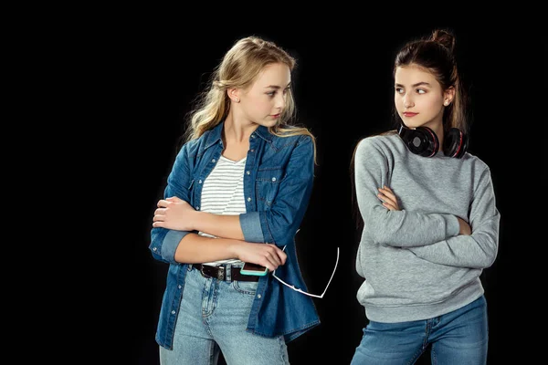 Allvarlig tonåring flickor med korsade armar — Stockfoto