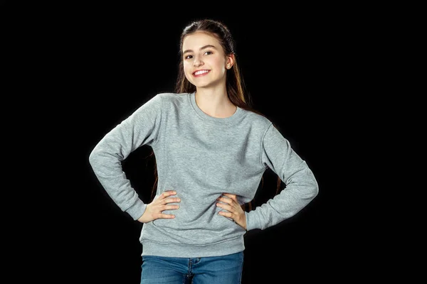 Menina de pé com braços akimbo — Fotografia de Stock