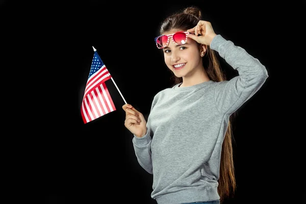 Chica con bandera de EE.UU. y gafas — Foto de Stock