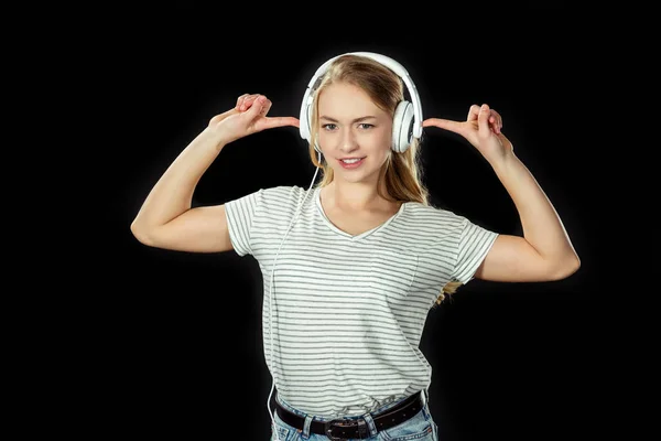 Ragazza adolescente con le cuffie — Foto Stock