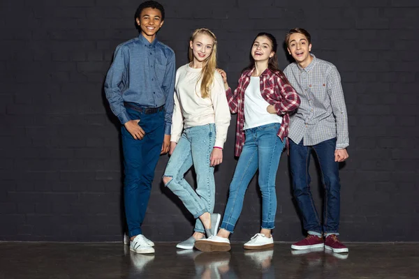 Groep van stijlvolle tieners — Stockfoto