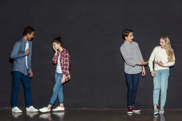 Casais adolescentes falando — Fotografia de Stock