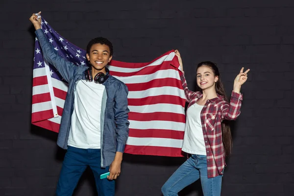 Teen couple with usa flag — Stock Photo, Image