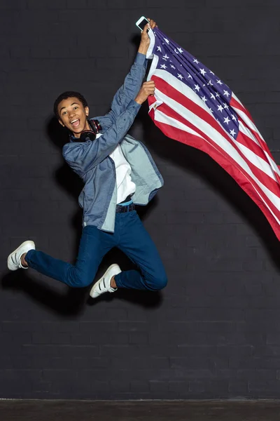 Adolescente menino com bandeira dos EUA — Fotografia de Stock