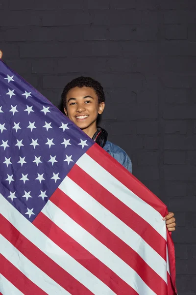 Adolescente menino com bandeira dos EUA — Fotos gratuitas