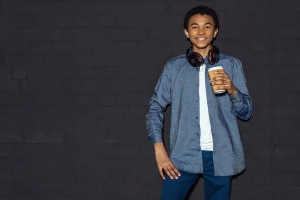 Dospívající chlapec s kávou jít — Stock fotografie