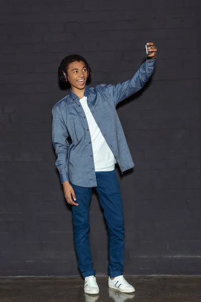 Boy in headphone taking selfie — Stock Photo, Image