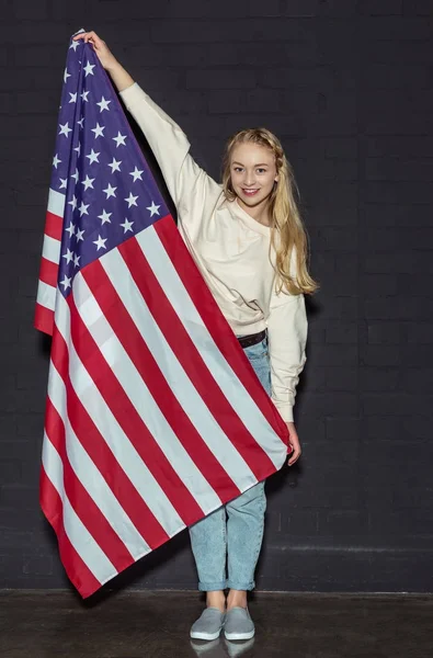 Teen girl mit usa flagge — Stockfoto
